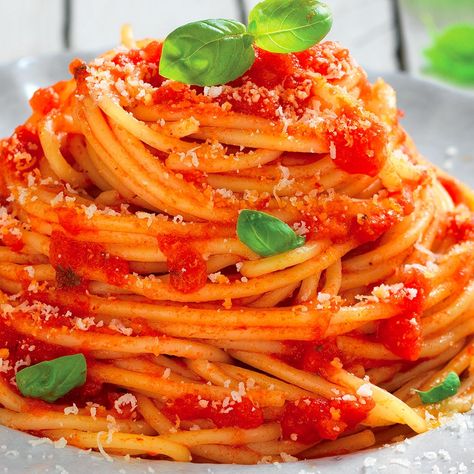 Best Pasta Recipe, Pomodoro Sauce Recipe, Pasta Pomodoro Recipe, Famous Italian Dishes, Spaghetti Tomato, Spaghetti Tomato Sauce, Pomodoro Recipe, Spaghetti Al Pomodoro, Pasta Al Pomodoro