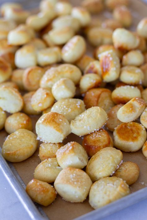 Easy Homemade Pretzel Bites Annie Pretzels Copycat Recipes, Homemade Pretzel Bites Easy, Easy Soft Pretzel Bites Recipe, Easy Things To Bake Savory, Snacks For At Home, Pretzel Bites Appetizer, No Boil Pretzels, Easy Homemade Soft Pretzels, Baked Pretzels Soft