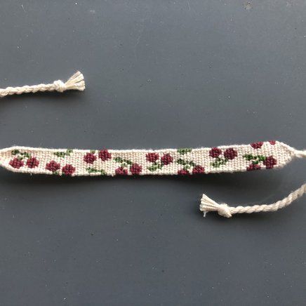 Cherry Friendship Bracelet Pattern, Flat Alpha Bracelet Pattern, Cherry Alpha Pattern, Beginner Alpha Pattern, Friendship Bracelets For Beginners, Thread Bracelets Patterns, Crochet Friendship Bracelets, Bracelets For Beginners, Alpha Patterns Bracelet