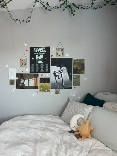 Fan Girl Room Ideas, Fan Girl Aesthetic Room, Fan Girl Bedroom, Fan Girl Room Aesthetic, Fan Girl Room, Vinila Girl Astetic, Fan Girl Posters Taylor Swift, Fangirl Bedroom, Cool Girl Rooms