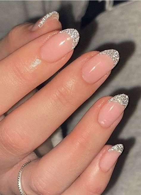 Newyear Nail Design, New Years French Manicure, Nail For New Years, Pretty New Years Nails, New Years Nails For Short Nails, Short Round New Years Nails, Nail Inspo For New Years, Nail Inspo New Years Eve, Nails Nye New Years