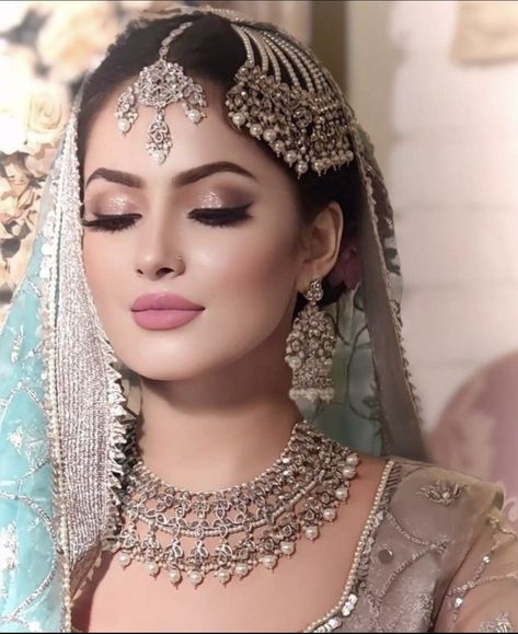 Simple Bridal Makeup Indian, Simple Indian Bride, Hindu Wedding Makeup, Desi Bride Makeup, Shaadi Makeup, Engagement Makeup Look, Desi Bridal Makeup, Simple Bridal Makeup, Latest Bridal Makeup