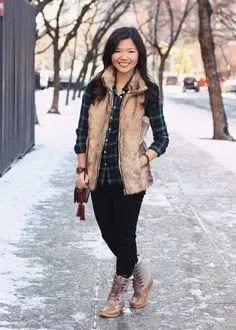 How To Style Green Plaid Shirt: Best 15 Refreshing & Casual Outfits For Ladies - Secret Dresser Fur Vest Outfit, Duck Boats, Nyc Winter Outfits, Winter Work Outfits, Winter Outfits Snow, Winter Coat Outfits, Green Plaid Shirt, House Boats, Be Classy