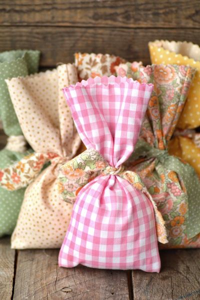 Holiday Hand Towels, Anniversaire Diy, Sew Projects, Costura Diy, Favors Diy, Sewing Party, Diy Vintage, Pink Gingham, Diy Couture