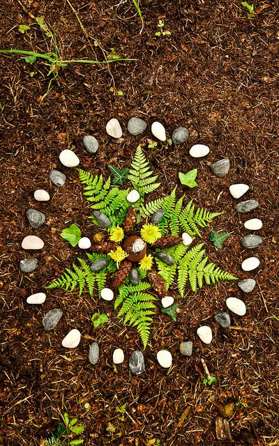 all children should grow up making danmalas.....Danmala by LukeDHarrison, via Flickr Diy Nature Decorations, Nature Mandalas, Nature Mandala, Forest School Activities, Nature School, Earth Art, Nature Play, Outdoor Learning, Fall Art