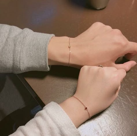 ❝siapa yang baper duluan?❞       ©urkissy, 2019    #1 in shortstory #ceritapendek # Cerita pendek # amreading # books # wattpad Spiegel Selfie, Couple Hands, Jung So Min, Kraf Diy, Ulzzang Couple, Korean Couple, Couple Jewelry, Relationship Goals Pictures, Cute Relationship Goals