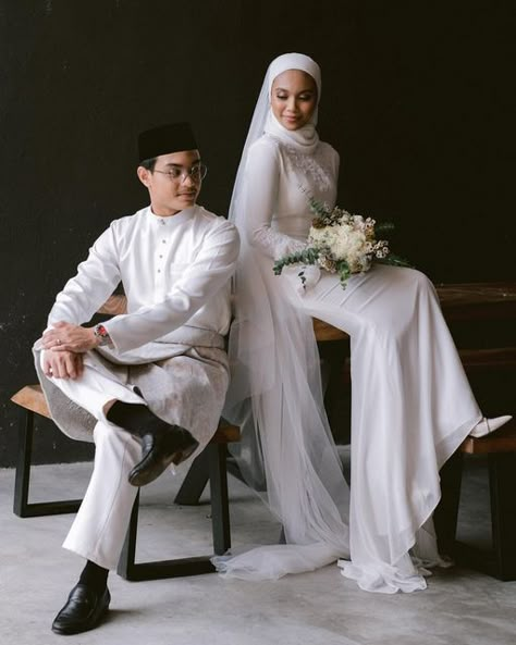 Malay Wedding Photography Poses, Malay Pre Wedding Photoshoot, Malay Wedding Pose, Prewedding Ideas Hijab, Pelamin Pose, Adat Melayu, Melayu Wedding, Malaysian Wedding, Muslim Wedding Photos