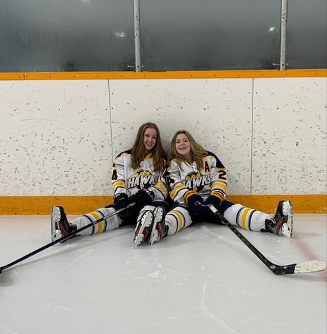 Sibling Hockey Pictures, Hockey Media Day Poses, Hockey Pictures Ideas, Ice Hockey Aesthetic Girl, Mighty Ducks Aesthetic, Hockey Media Day, Ice Hockey Girls, Hockey Photos, Crypto Apex Legends