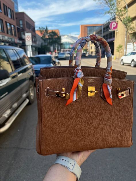 hermes birkin 25 Backpack Must Haves, Birken Bag, Nyc Fall Outfits, Celebrity Bags, Hermes Kelly 25, Nyc Fall, Clare Vivier, Hermes Birkin 25, Hermes Constance