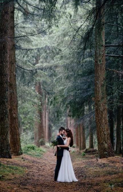 Pnw Fall Wedding, Photography Poses Nature, Poses Nature, Wedding Ceremony Pictures, Nature Woods, Outdoor Wedding Photography, Wedding Picture Poses, Wedding Photography Styles, Pose Fotografi