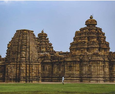 Architecture Memes, Indian Temple Architecture, Temple City, Indian Sculpture, Temple Architecture, Art Landscapes, Indian Temple, Indian Architecture, Ancient Temples