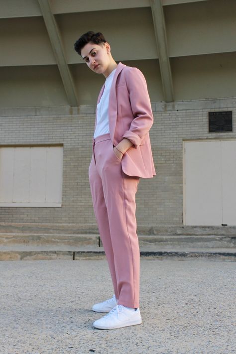 Tomboy Suit, Enby Style, Mode Queer, Andro Fashion, Enby Fashion, Style Androgyne, Non Binary Fashion, Queer Style, Androgynous Outfits