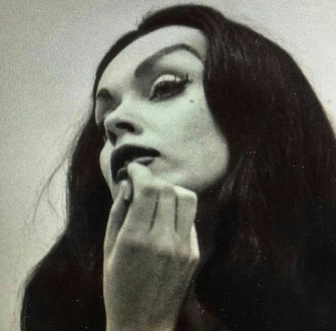 90's AMERICA on Instagram: “Maila Nurmi as Vampira wearing Vampire costume in The Vampira Show (1954). Costume by Maila Nurmi. It's a perfect Halloween costume inspo…” Maila Nurmi, Septième Art, Retro Horror, Vintage Horror, Classic Horror, Horror Art, Old Hollywood, Horror Movies, A Black