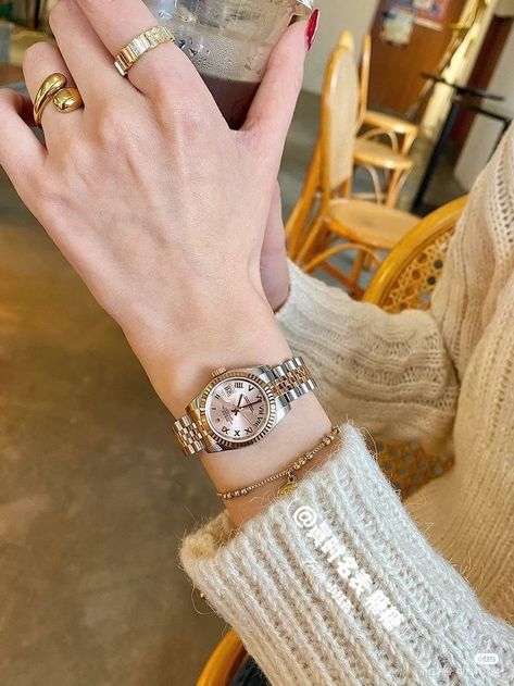 Trendy Watches Women, Minimalist Accessories Jewellery, Elegant Watches Women, Pretty Watches, Rolex Watches Women, Trendy Watches, Fancy Watches, Vintage Watches Women, Expensive Jewelry Luxury