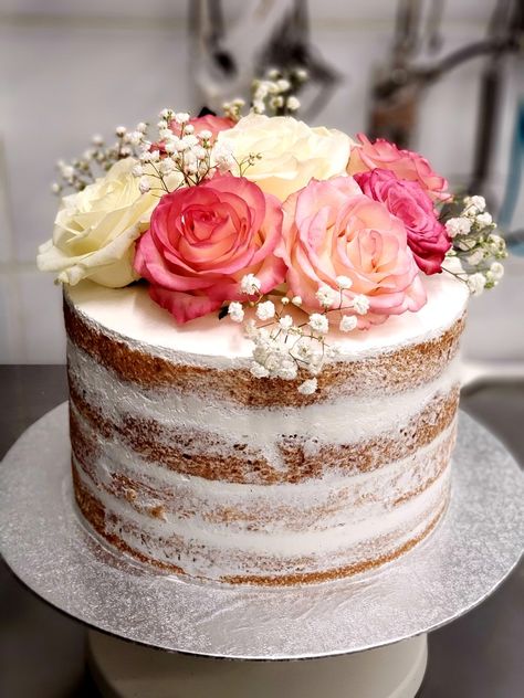 Simple Birthday Cake With Flowers, Fresh Flowers Cake Design, Fresh Flower Cake Ideas, Naked Cakes With Flowers, Cakes With Flowers On Top, Nude Cake Ideas, Fresh Flower Cake Decoration, Naked Cake Decorating Ideas, Naked Flower Cake