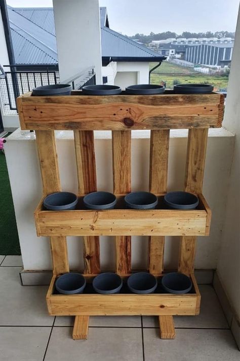 If you have some left over pallets and need a weekend DIY project for your porch or backyard, check out these awesome vertical pallet garden ideas, plant holders and herb gardens for inspiration! #palletgarden #gardenideas #diy #palletideas Pallet Garden Ideas Diy, Pallet Garden Ideas, Vertical Pallet Garden, Herb Garden Pallet, Pallet Projects Garden, نباتات منزلية, Herb Gardens, Pallet Planter, Garden Decor Projects