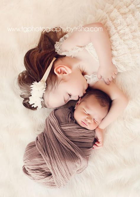 I love posing siblings with newborns!  www.tgphotographybytrisha.com Tulsa Area Newborn Photographer Sibling Photography Newborn, Baby Brothers, Newborn Sibling, Photo Bb, Sibling Pictures, Foto Newborn, Sibling Poses, Baby Fotografie, Sibling Photography