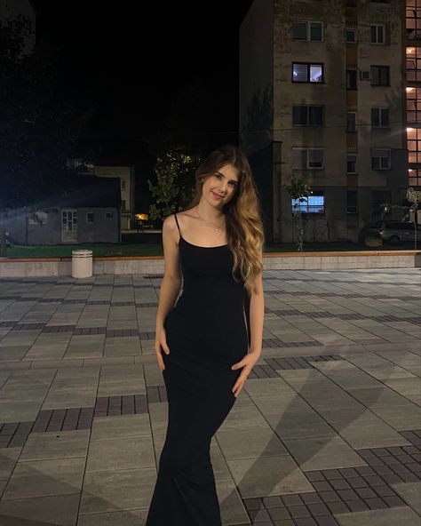 girl taking a photo in a long black dress Poses In Black Bodycon Dress, Posing In A Dress Photo Ideas, Black Bodycon Dress Poses, Posing With A Dress Photo Ideas, Poses For Pictures Instagram Long Dress, Instagram Dress Picture Ideas, Bodycon Poses Instagram, Poses With Maxi Dress, Tall Girl Posing