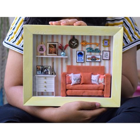 Mini Pictures, 3d Photo Frame Ideas, Small Shadow Box Ideas Diy, Frame Diorama, Miniature 3d Photo Frame, Doll House Picture Frame Diy, Shadow Box Doll House, Doll House Picture Frames, 3d Box Frames