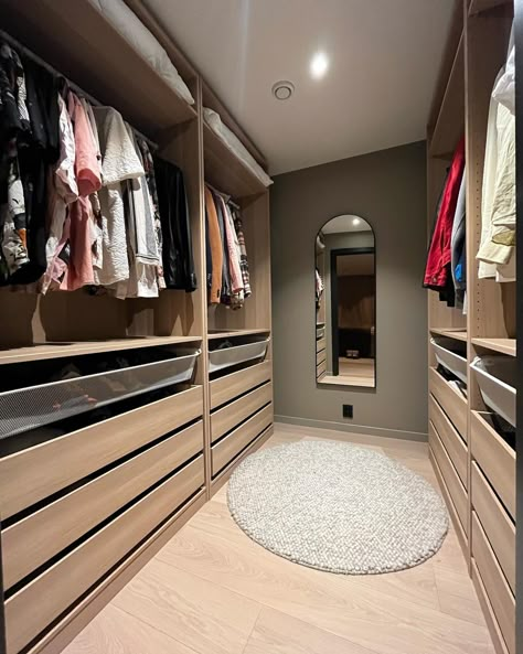 Walkin Closets Design, Walk In Closet Ikea, Dressing Ikea, Armoire Pax, Wardrobe Bathroom, Ikea Pax Closet, Pax Closet, Small Walk In Closet, Woodland Home