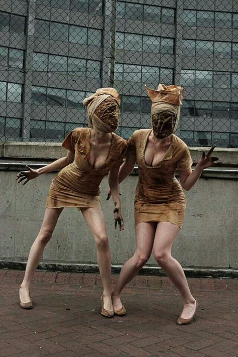 Creepy yet sexy ! Cosplay of the nurses from Silent Hill. Silent Hill Cosplay, Silent Hill Nurse Costume, Welcome To Silent Hill, Silent Hill Nurse, Nurse Costume, Halloween Inspo, Fantasias Halloween, Silent Hill, Amazing Cosplay