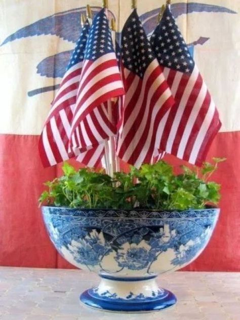 Flag Centerpiece Ideas, Blue Table Settings, Patriotic America, Patriotic Centerpieces, July Flowers, Blue Centerpieces, Happy Birthday America, Forth Of July, 4th Of July Ideas