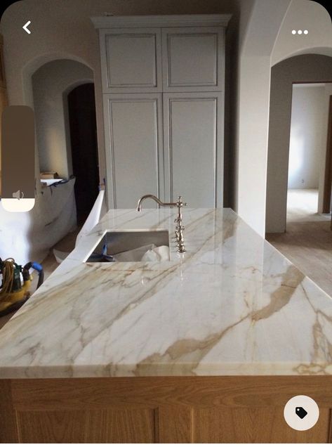 Different Marble Countertops, Calcutta Oro Marble, Calcutta Gold Marble Countertops, Gold Calcatta Quartz Kitchen, Calcutta Brown Quartz Counter Tops, Beige Marble Kitchen Countertops, White And Brown Marble Countertops, Quartz Countertops With Brown Veins, Calcutta Gold Countertops Kitchen