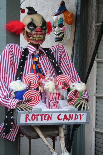 rotten candy vendor Haunted Toy Store, Scary Clown Decorations Diy, Rotten Candy Halloween, Scary Clown Decorations, Rotten Candy, Carnevil Halloween, Halloween Carnevil, Clowns Halloween, Clowns Halloween Decorations