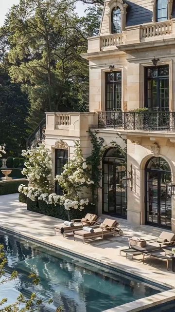 Modern French Architecture, French Mansion Interior, Modern French Mansion, Mansion In Paris, Modern French Country Exterior, Modern French Chateau, French Chateau Style Homes, Green Palace, Old Hollywood Homes