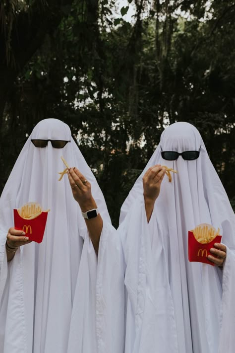 Halloween Shot Ideas, Ghost Shoot, Spooky Photoshoot, Spooky Shoot, Ghost Trend, Bestie Photoshoot, Ghost Pics, Halloween Photo Shoot, Ghost Photo