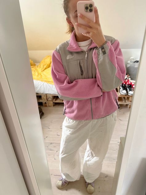 Fleece Aesthetic, Aesthetic Uggs, Bored Of Life, Fleece Jacket Outfit, Cph Style, Pink North Face Jacket, Scandinavian Winter, Pink North Face, Fall Pink