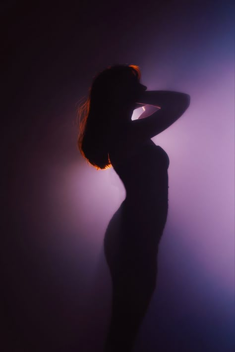 Indoor Silhouette Photography, Yoga Silhouette Photography, Low Light Photography Portraits, Female Silhouette Photography, Body Silhouette Photography, Physique Photoshoot, Silhouette Photoshoot, Silhouette Poses, Backlit Photography