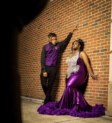 Prom Outfits Purple, Purple And Black Prom Couple, Purple Prom Dress Plus Size, Purple And Black Prom Dress, Purple Prom Dresses Black Women, Purple Prom Couple, Prom Black Couples, Prom Dresses Hairstyles, Ugly Prom Dresses