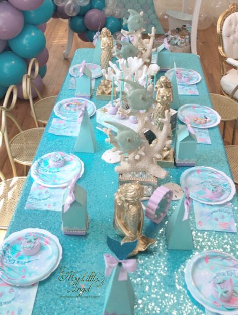 Deslíe The Mermaid birthday party | CatchMyParty.com Tails Birthday Party, Pool Party Cakes, Mermaid Birthday Party Decorations, Disney Birthday Cakes, Disney Birthday Party, Pool Party Decorations, Mermaid Theme Party, Sea Birthday Party, Mermaid Parties