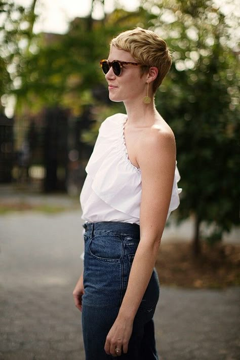 Streets of Paris via The Sartorialist Pixie Outfit Style, Scott Schuman, Pixie Outfit, The Sartorialist, Great Haircuts, Pixie Hair, Short Black Hairstyles, Short Pixie Cut, Looks Street Style