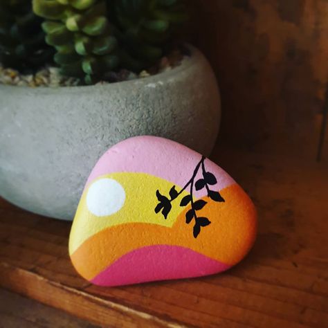 Create this beautiful stone using our Life of Colour paint pens. 😍 Stone Art Design, Ideas For Stone Painting, Diy Stone Painting, Painting Ideas On Stone, Art On Stone Ideas, Cute Stone Art, Cute Stone Painting Ideas, Painted Rocks Dots, Painting On Pebbles