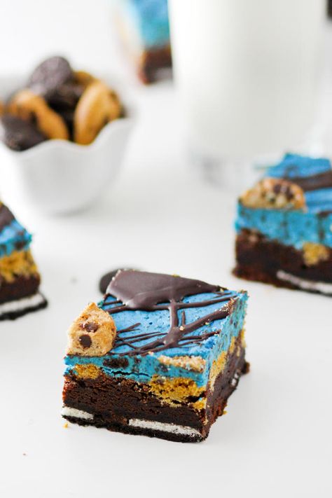 Cookie Monster Brownies is a brownie even Cookie Monster can't resist. And the kids'll love them, too! Cookie Monster Brownies, Monster Brownies, Brownies And Cookies, Cookie Monster Birthday Party, Cookie Monster Party, Cookie Monster Birthday, Monster Birthday Parties, Brownies Recipe, Brownie Bar