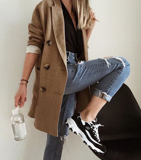 Black Sketchers Outfit, Skechers Dlites, White Skechers, Sneakers Outfit Casual, Black Skechers, Vans Outfit, Black White Outfit, Cute Skirt Outfits, Looks Street Style