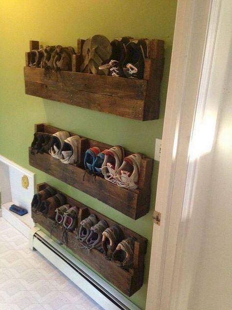 Garage Shoe Storage, Diy Space Saving, Diy Home Decor For Apartments, Wood Shoe Rack, Diy Shoe Rack, Apartment Storage, Diy Space, Clever Organizer, Small Space Storage