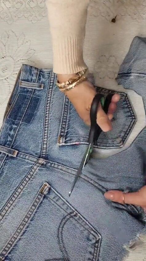 Denim Belts Diy, Diy Belt For Jeans, Denim Shirt Refashion Diy, Denim Waist Belt, Diy Denim Outfits, Denim Shorts Upcycle, Diy Denim Clothes, Upcycle Clothes Denim, Denim Upcycle Diy Jean Crafts