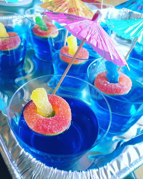 Sour Patch Kids + Peach Ring Pool Floaty Jello Shots For Summer Pool Parties Center Piece For Outdoor Birthday Party, Luau Party Snack Ideas, 13 Pool Party Birthday, Tropical Theme Bday Party, Pool Jello Shots, Mermaid Jello Shots, 40th Beach Party Ideas, Hawaiian Bday Party, Pool Party Drinks For Kids