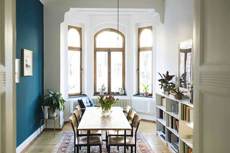 Bay Window Ideas for Any Home Diy Interior Painting, Dining Room Teal, Color Ceiling, Upholstered Banquette, Bay Window Seat, Dining Room Paint Colors, Paint Trends, Indoor Hammock, Stylish Dining Room