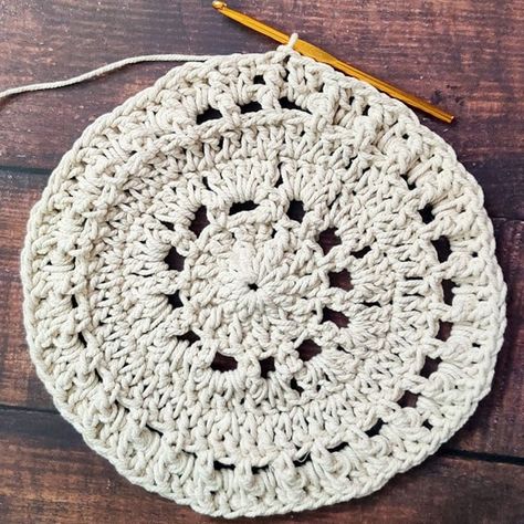 Area Rug Crochet Pattern - Raji's Craft Hobby - Guest Post for Oombawka Design Crochet Rug Crochet Pattern, Crochet Cluster Stitch, Crochet Rag Rug, Rug Crochet, Crochet Rugs, Front Post Double Crochet, Design Crochet, Quick Stitch, Rag Rugs