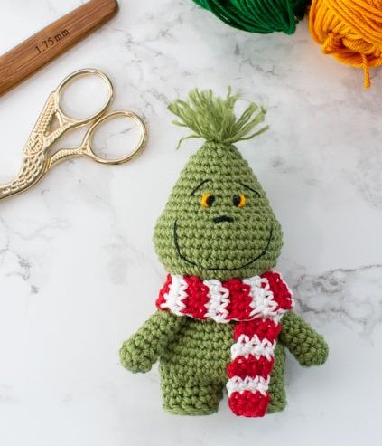 Mini Grinch Crochet Pattern, Happy Grinch, Grinch Crochet, Disney Amigurumi, Crochet Candle, Crochet Pencil, Crochet Christmas Ornaments Free, Crochet 101, Crochet Ornament Patterns