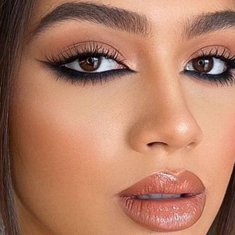 Reverse Cateye Look, Cat Eye Makeup Natural Winged Liner, Pretty Cat Eye Makeup, Wedding Eyes Makeup, Winged Eye Look, Reverse Winged Liner, Winged Liner Makeup Look, Reverse Cat Eyeliner, Upside Down Cat Eye