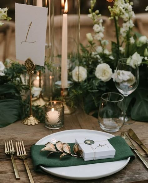 Forest green setting on a wedding table. Green Wedding Aesthetic Wedding Ceremony Decor, Black Hunter Green And Gold Wedding, Wedding Table Decorations Dark Green, Hunter Green Wedding Table Decor, Dark Green Tablescape, Hunter Green Table Setting, Royal Green Wedding Theme, Dark Green Table Setting, Wedding Table Settings Green