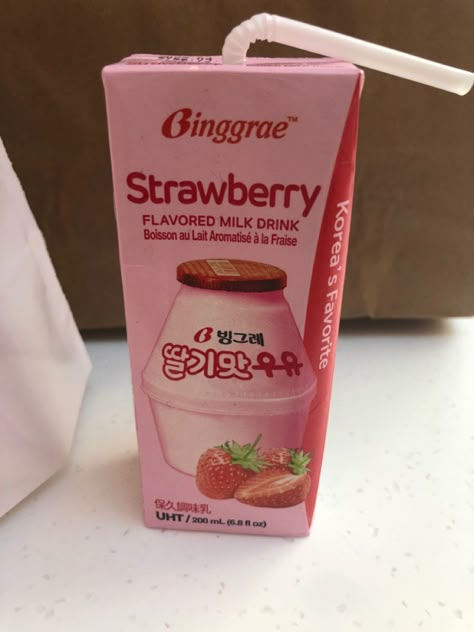 Binggrae Milk, Strawberry Milk Nesquik, Strawberry Milk Aesthetic, Milk Korean, Korean Sweets, Milk Drinks, Food Japan, Image Swag, Banana Milk