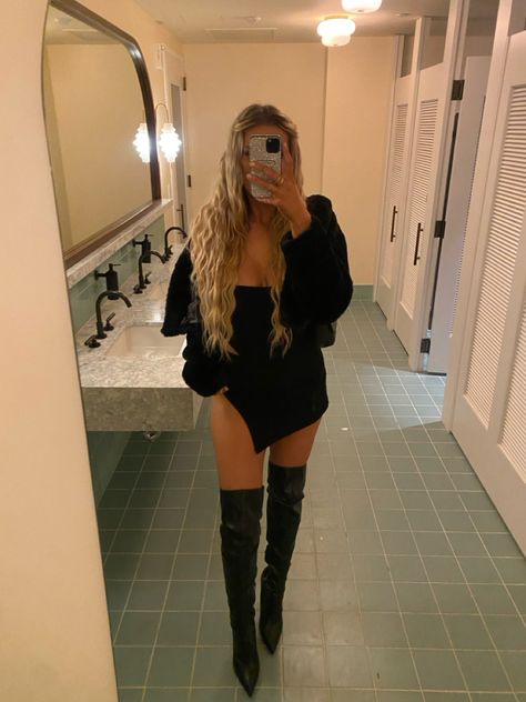 all black bight dinner outfit inspiration high knee boot outfit fur jacket Black Leather Thigh High Boots Outfit, Knee High Boots Outfit Club, Outfit Knee High Boots, Thigh High Boots Outfit, Club Skirt, Club Skirts, Knee Boots Outfit, Bar Outfit, Leather Thigh High Boots