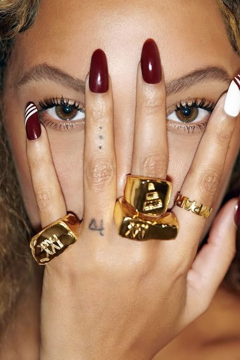 Beyoncé In Red, Beyonce Tomboy, Beyoncé Earrings, Beyonce Aesthetic 2000s, Beyoncé Nails, Beyonce Selfie, Beyonce Gold, Beyonce Earrings, Beyonce Jewelry