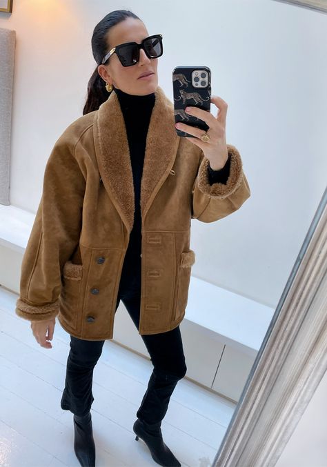 Suede Shearling Coat, Shearling Leather Jacket Outfit, Brown Shearling Coat Outfit, Beige Shearling Jacket Outfit, Oversized Shearling Jacket Outfit, Brown Shearling Jacket, Tan Shearling Jacket Outfit, Tan Aviator Jacket Outfit, Leather Shearling Jacket